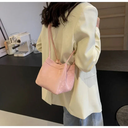 Light Luxury PU Magnetic Buckle Bucket Bag – 2025 Trendy Women's Fashionable Shoulder Bag.