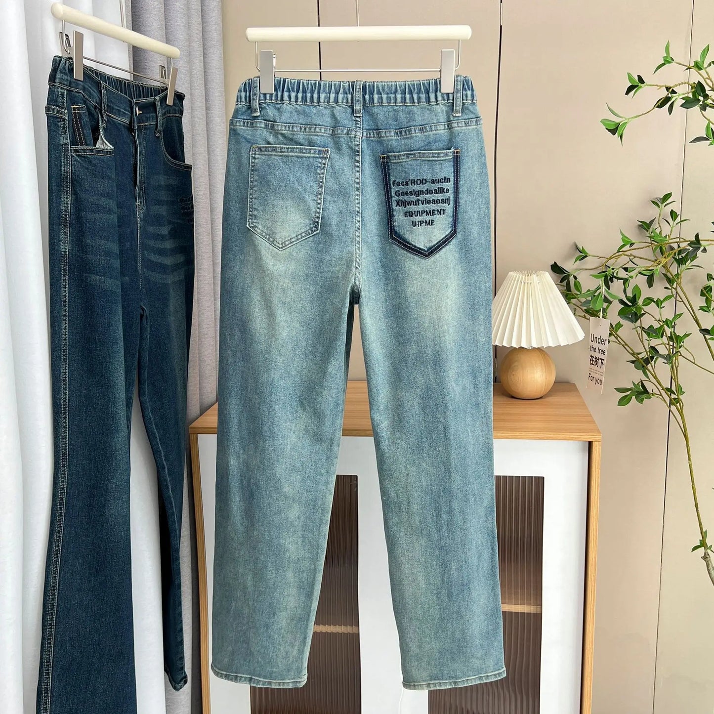 Jeans med hög midja med raka ben med lösa broderier och retrostil