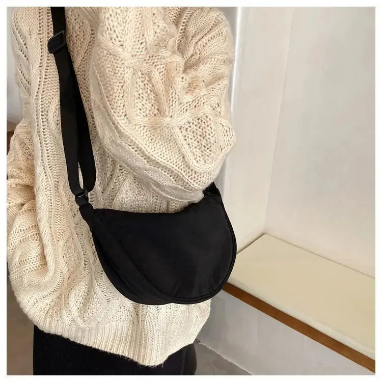 Enfärgad bröstväska för kvinnor – resor med stor kapacitet Crossbody Half Moon-väska för kvinnor, daglig axelväska i bomull.