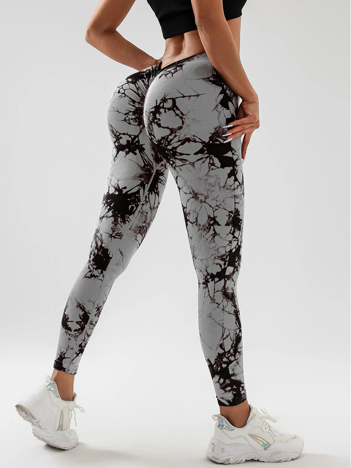 Kvinnors Tie Dye Seamless Leggings med V-rygg och Ruched Design