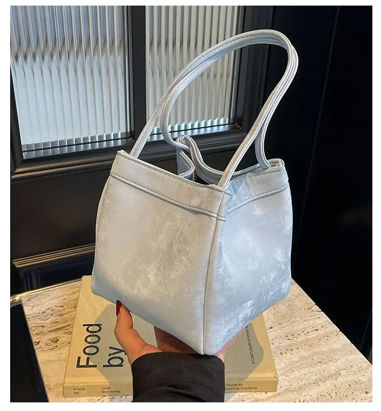 Light Luxury PU Magnetic Buckle Bucket Bag – 2025 Trendy Women's Fashionable Shoulder Bag.