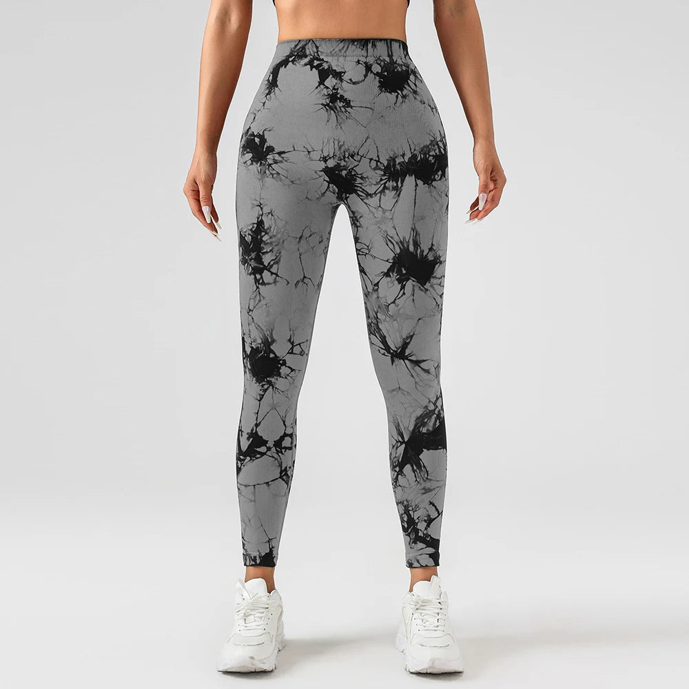 Kvinnors Tie Dye Seamless Leggings med V-rygg och Ruched Design