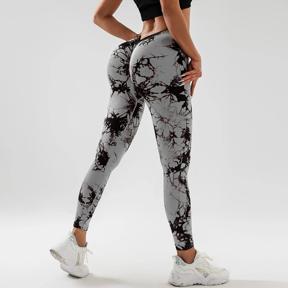 Kvinnors Tie Dye Seamless Leggings med V-rygg och Ruched Design