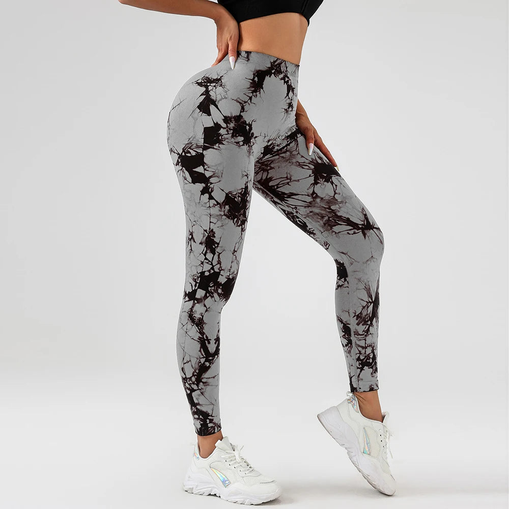 Kvinnors Tie Dye Seamless Leggings med V-rygg och Ruched Design