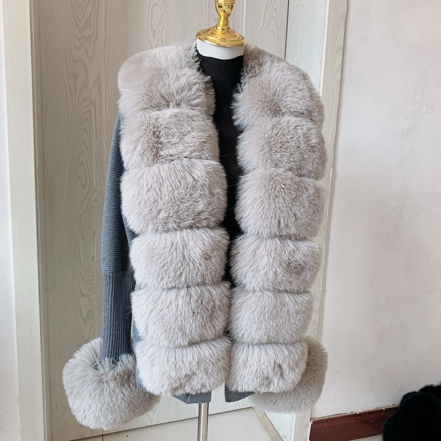 Women's Cropped Knit Cardigan with Faux Fur Collar